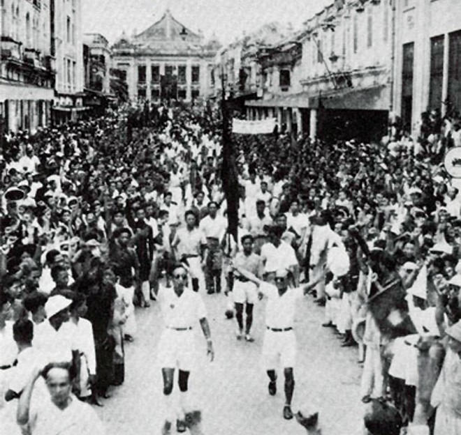 Ngày 19/8/1945, đường phố Hà Nội ngập tràn cờ đỏ sao vàng, biểu ngữ, cờ hoa...  Cách mạng tháng Tám 1945 thành công đã mở ra trang sử mới trong lịch sử dân tộc, đánh dấu bước tiến nhảy vọt của cách mạng Việt Nam.